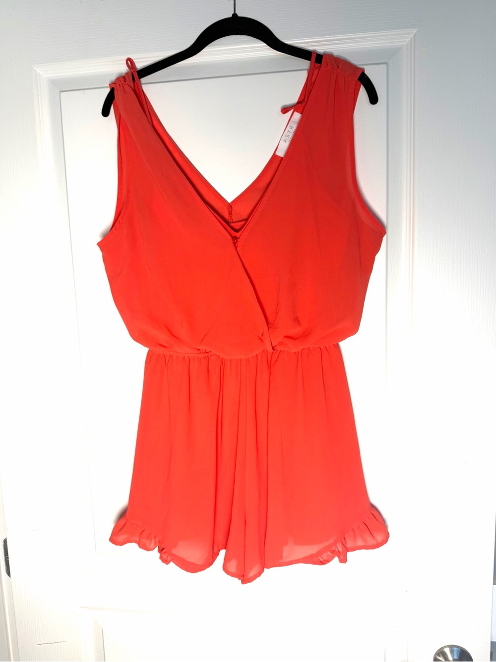 ASTR The Label Coral Orange Sleeveless Romper Women's Medium Ruffle Hem Surplice - Picture 4 of 7
